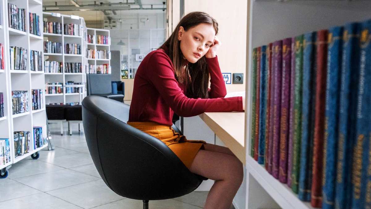 benefits of procrastination - woman at desk