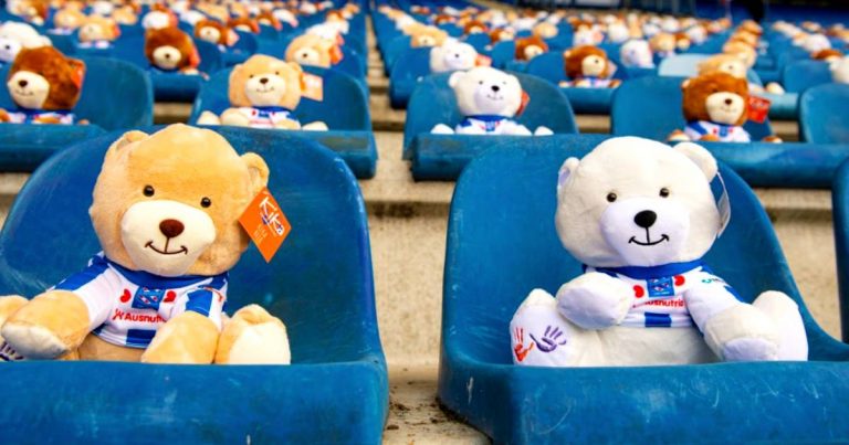 A Dutch teddy bear charity that focuses on childhood cancer research filled a soccer stadium with 15,000 teddy bears to raise money.