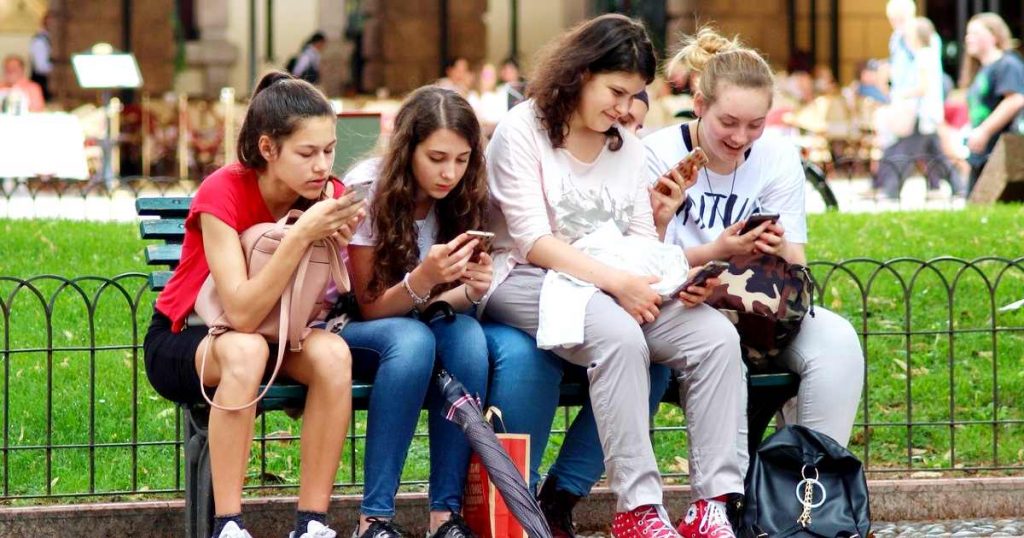 notifications - kids on smartphones