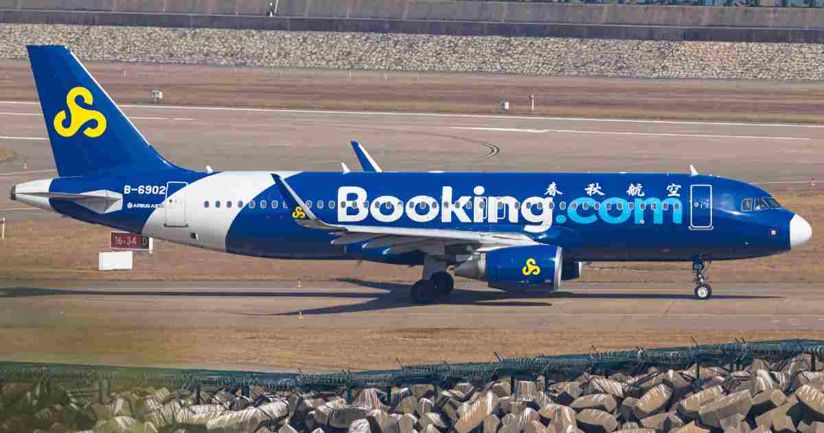 Booking.com airplane on runway - the company paid its CFO €20 million despite taking corona-related state aid