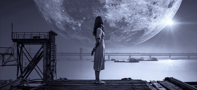 Mujer junto a la luna - soñando durante el embarazo
