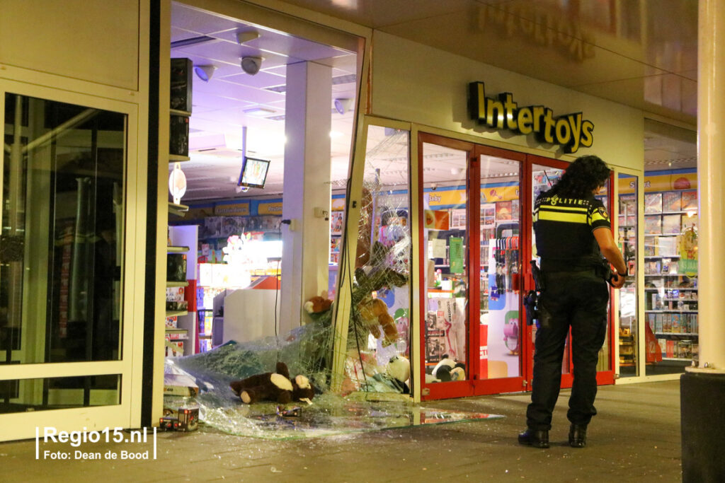 The shop window of an Intertoys toy store in the Dutch town of Voorburg (near The Hague) was rammed with a white van just after 9:30 pm on Friday night, and according to the store manager, the perpetrators were likely targeting Lego and Pokemon items.