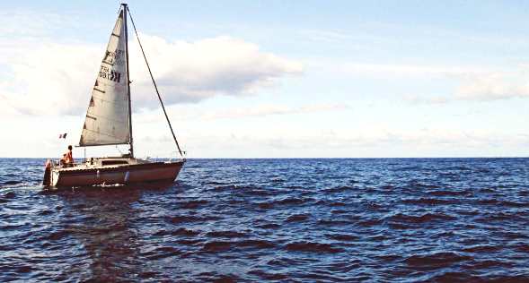 soñar con agua y botes y barcos - velero solo