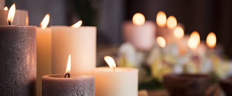 how do you write a simple condolences message - burning candles