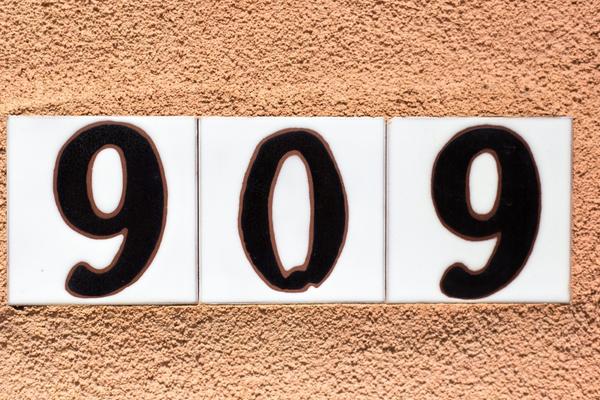 angel number 909 meaning - house number sign